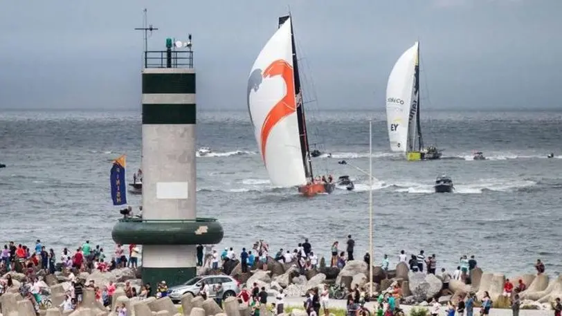L'arrivo in volata in Brasile: lo scafo arancione di Alvimedica ha preceduto Team Brunel
