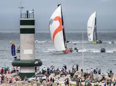 L'arrivo in volata in Brasile: lo scafo arancione di Alvimedica ha preceduto Team Brunel