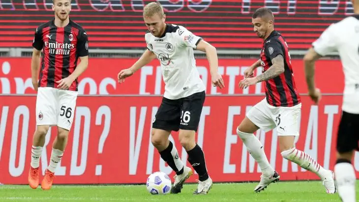 Il triestino Tommaso Pobega con la maglia dello Spezia contro il Milan