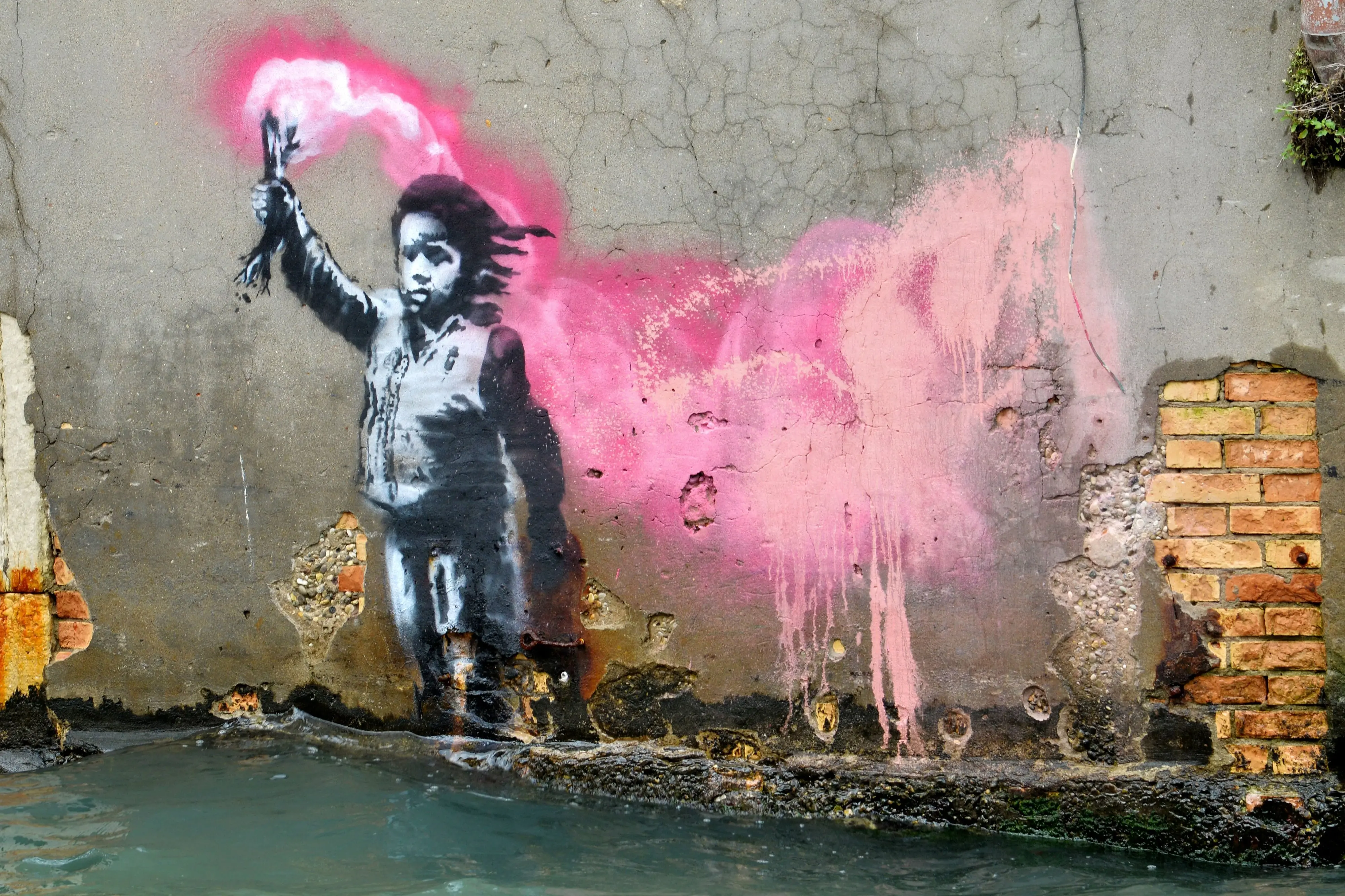 A Trieste il Salone degli Incanti, in Riva Nazario 1, si prepara ad accogliere una mostra non autorizzata di Banksy, “The Great Communicator (Unauthorized exhibition)”, che sarà visitabile dal 25 novembre al 10 aprile 2023. La mostra, curata da Gianni Mercurio, raccoglie una sessantina di opere, tra illustrazioni, video e oggetti dell'artista, la cui identità rimane sconosciuta. Ecco una carrellata delle sue opere