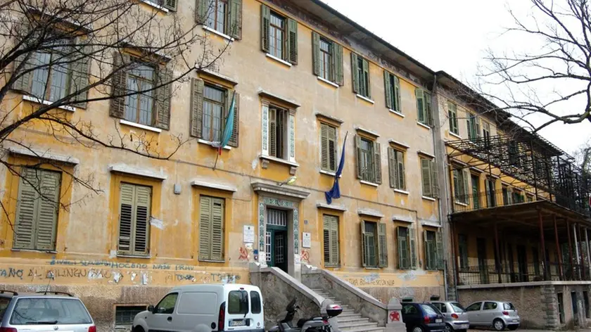 FOTO BRUNI TRIESTE 14 03 05 VANDALISMO NOTTURNO ALLA SCUOLA PROF.SLOVENA EX OPP