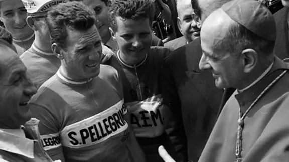 Gino Bartali stringe la mano al card. Montini, Pio VI, in una foto d'archivio senza data. ANSA Archivio