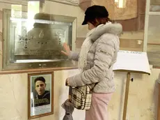 L’immagine di Egidio Bullesi di Pola e la targa che ricorda il “Santo istriano”