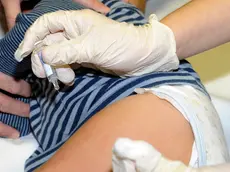 Un bambino sottoposto a vaccinazione in una foto d'archivio. ANSA/DANIEL DAL ZENNARO/i52-gid