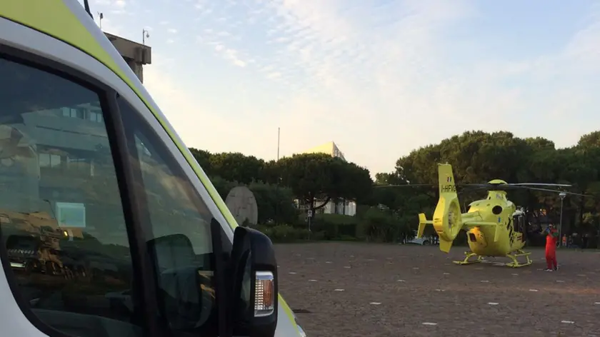 L'ambulanza e l'elicottero sulla spiaggia di Lignano Pineta