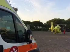 L'ambulanza e l'elicottero sulla spiaggia di Lignano Pineta