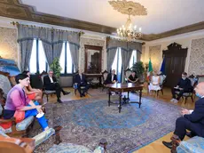 L'incontro nel Municipio di Trieste di questa mattina, giovedì 16 luglio, fra il sindaco Roberto Dipiazza e tutti i primi cittadini dei Comuni sloveni della costa istriana, con il sindaco di Pirano Đenio Zadković e i colleghi di Capodistria Aleš Bržan, di Isola, Danilo Markočič, e di Ancarano, Barbara Švagelj (vicesindaco), affiancati da Martina Gamboz, project manager del Progetto "Piran-Pirano 4 for Istria 2025", per la candidatura comune di questo territorio a "Capitale europea della cultura 2025"
