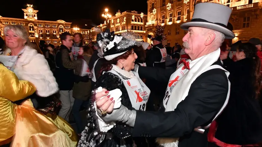 Foto BRUNI 15.12.2018 Valzer in piazza Unità:guinnes dei primati