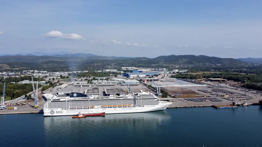 La Msc Orchestra ormeggiata nel porto di Monfalcone con visibili gli spazi vuoti interdetti a prua e a poppa. (Bonaventura)