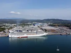 La Msc Orchestra ormeggiata nel porto di Monfalcone con visibili gli spazi vuoti interdetti a prua e a poppa. (Bonaventura)