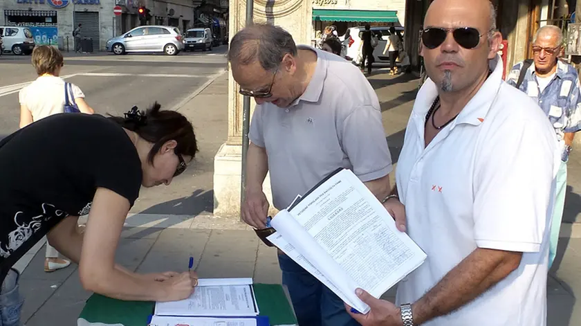 Lasorte Trieste 03/06/15 - Piazza Goldoni, Raccolta Firme contro la Pedonalizzazione di Via Mazzini