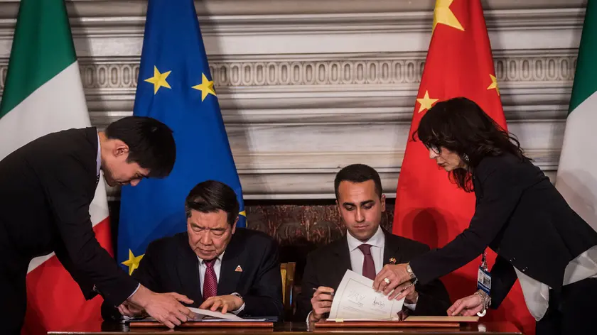 23/02/2019 Roma, scambio di accordi intergovernativi tra Italia e Cina. Nella foto la firma del memorandum d'intesa sulla collaborazione nell'ambito della " Via della Seta Economica e dell'iniziativa per una " Via della Seta Marittima del 21¡ Secolo ", firmano, alla presenza di Giuseppe Conte e Xi Jinping, il Vice Presidente del Consiglio e Ministro dello Sviluppo Economico Luigi Di Maio e il Presidente della National Development and Reform Commission He Lifeng