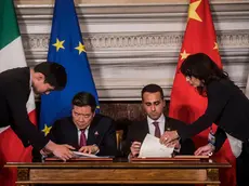 23/02/2019 Roma, scambio di accordi intergovernativi tra Italia e Cina. Nella foto la firma del memorandum d'intesa sulla collaborazione nell'ambito della " Via della Seta Economica e dell'iniziativa per una " Via della Seta Marittima del 21¡ Secolo ", firmano, alla presenza di Giuseppe Conte e Xi Jinping, il Vice Presidente del Consiglio e Ministro dello Sviluppo Economico Luigi Di Maio e il Presidente della National Development and Reform Commission He Lifeng