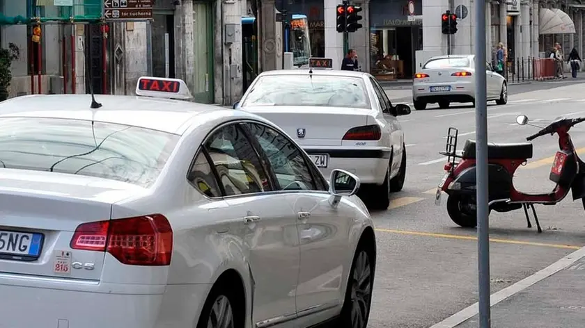 Alcuni taxi in servizio in città