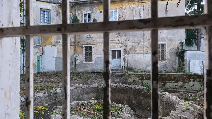 La corte interna dell’ex distretto militare, con le inferriate e la base della statua della Madonna Foto Silvano