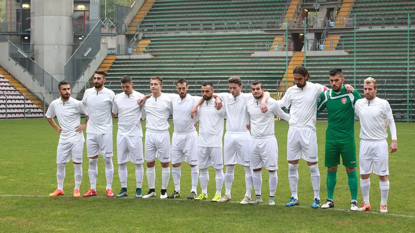 La Triestina in uno stadio Rocco deserto: l'anonima divisa bianca è un altro simbolo dello sfacelo