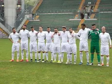 La Triestina in uno stadio Rocco deserto: l'anonima divisa bianca è un altro simbolo dello sfacelo