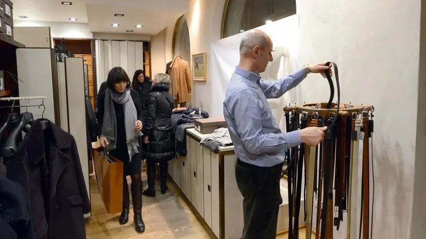 L'interno di Arbiter in via del Teatro in questi primi giorni di svendite (foto di Massimo Silvano)