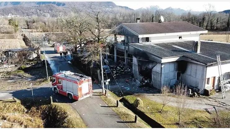 Una veduta dall'alto, con il drone, del fabbricato dove è avvenuta l'esplosione. Foto Misssinato