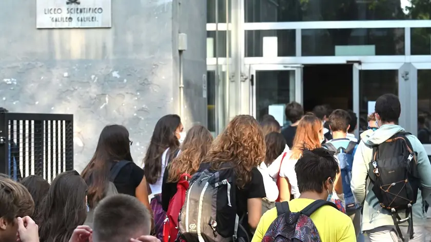 Studenti all’ingresso del liceo scientifico Galileo Galilei