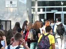 Studenti all’ingresso del liceo scientifico Galileo Galilei