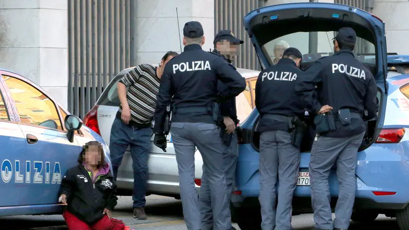 Lasorte Trieste 03/04/17 - Via del Teatro Romano, Questura, Mendicante Nana e Poliziotti. Polizia, ore 17.30