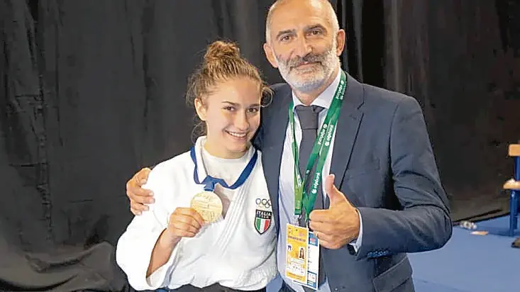 Veronica Toniolo mostra la medaglia d’oro a Dubrovnik