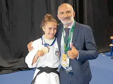 Veronica Toniolo mostra la medaglia d’oro a Dubrovnik