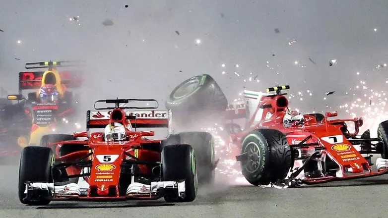 epaselect epa06210025 German Formula One driver Sebastian Vettel (L) of Scuderia Ferrari and Finnish teammate Formula One driver Kimi Raikkonen collide at the start of the Singapore Formula One Grand Prix at the Marina Bay Street Circuit in Singapore, 17 September 2017. EPA/DIEGO AZUBEL