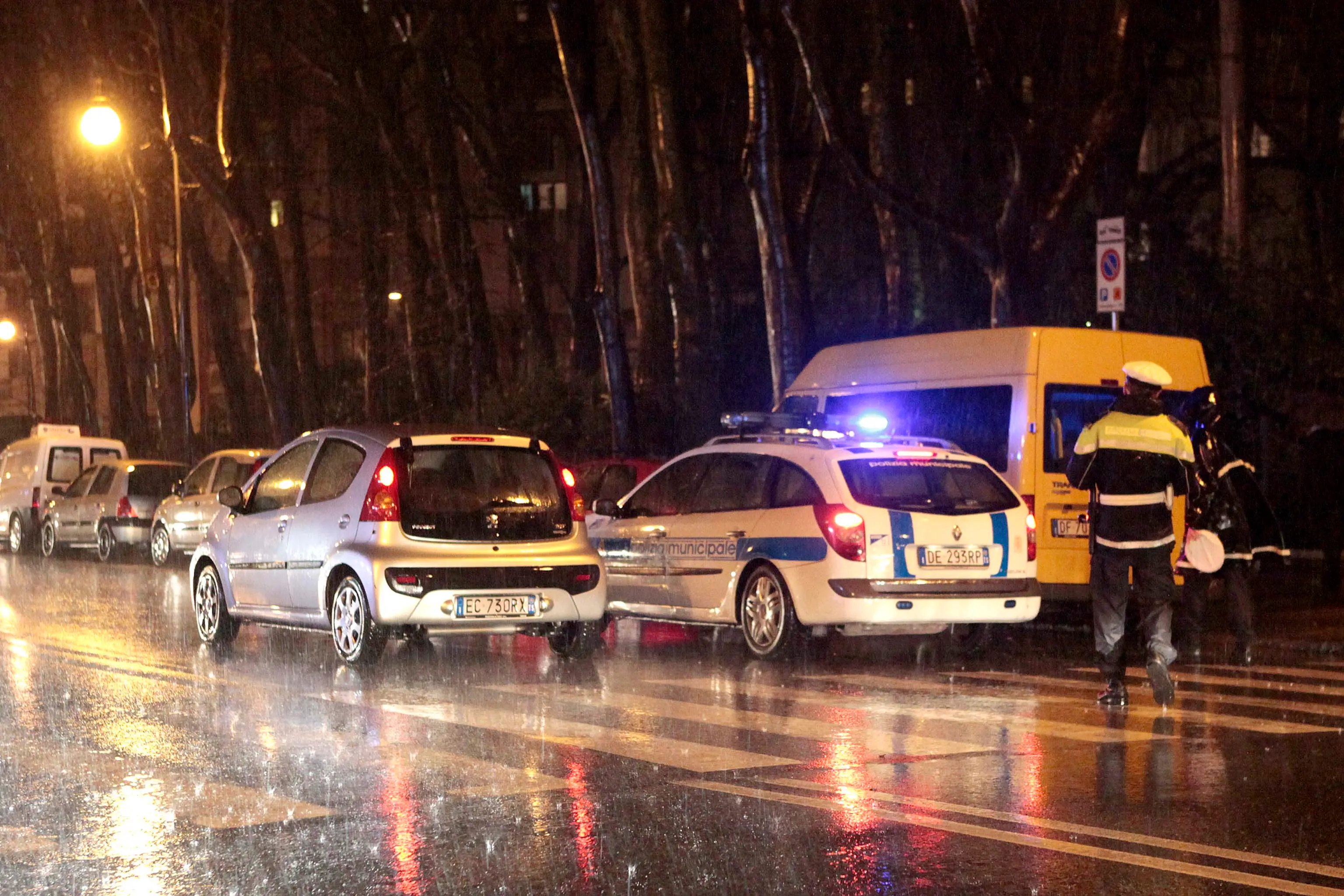 Polizia locale di notte in via Giulia in una foto d'archivio