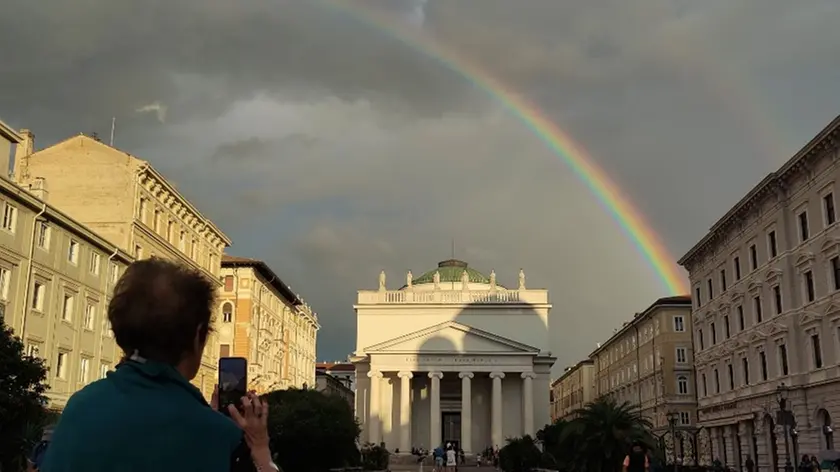 Lo spettacolo dell'arcobaleno in città visto da piazza Ponterosso Foto Andrea Lasorte