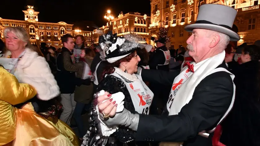 Foto BRUNI 15.12.2018 Valzer in piazza Unità:guinnes dei primati
