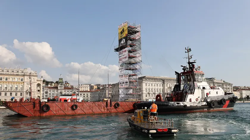 L'arrivo della struttura per i tuffi sulle Rive (Lsaorte)
