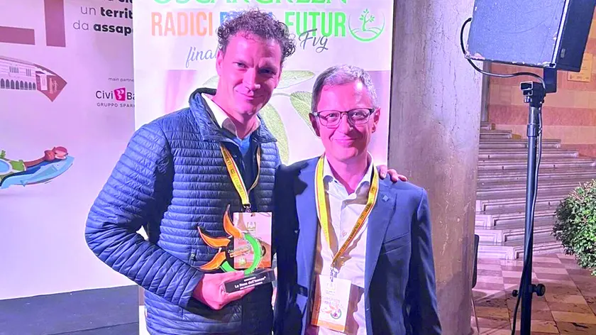 Francesco Feruglio con l’assessore regionale all’Agricoltura Stefano Zannier dopo la premiazione