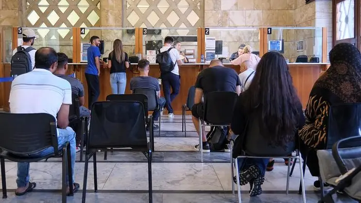 L’atrio della Questura in via Tor Bandena con la sala di attesa per accedere all’Ufficio immigrazione Foto massimo Silvano