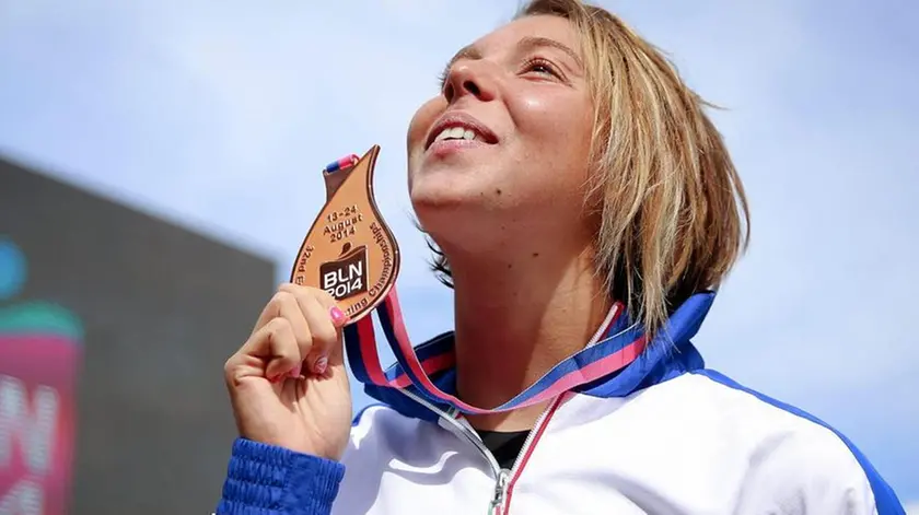 epa04351600 Aurora Ponsele of Italy poses with her bronze medal after the women's 10km Open Water final during the 32nd LEN European Swimming Championships 2014 at the Gruenau course in Berlin, Germany, 13 August 2014. EPA/MICHAEL KAPPELER