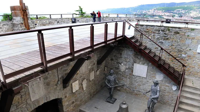 BRUNI TRIESTE 26 04 08 CASTELLO DI S.GIUSTO
