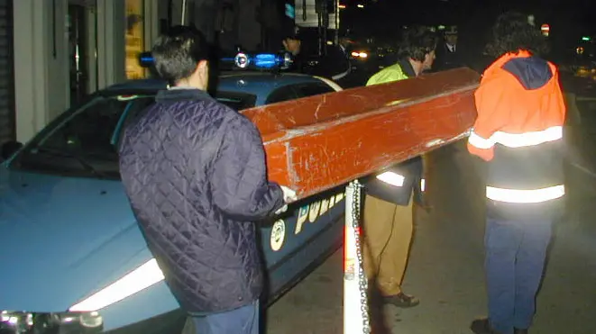 Foto BRUNI TS 07 11 00 Il cadavere di Albina Brosolo Perez viene portato via