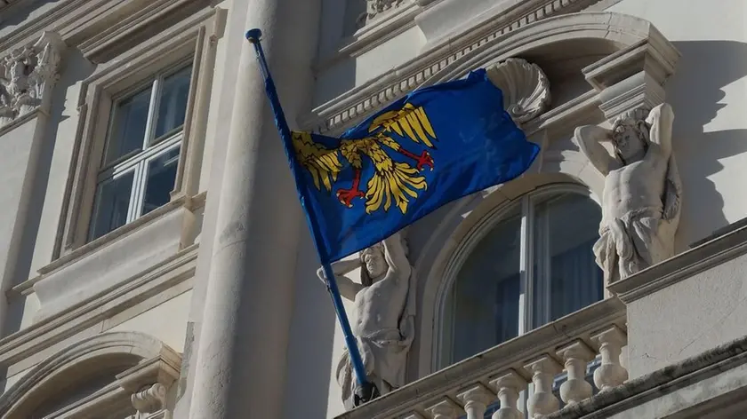 Il palazzo della Regione in piazza Unità con la bandiera dell'aquila, simbolo del Friuli