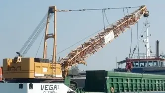 Una delle chiatte sequestrate che avevano lavorato a Portorosega