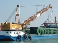 Una delle chiatte sequestrate che avevano lavorato a Portorosega