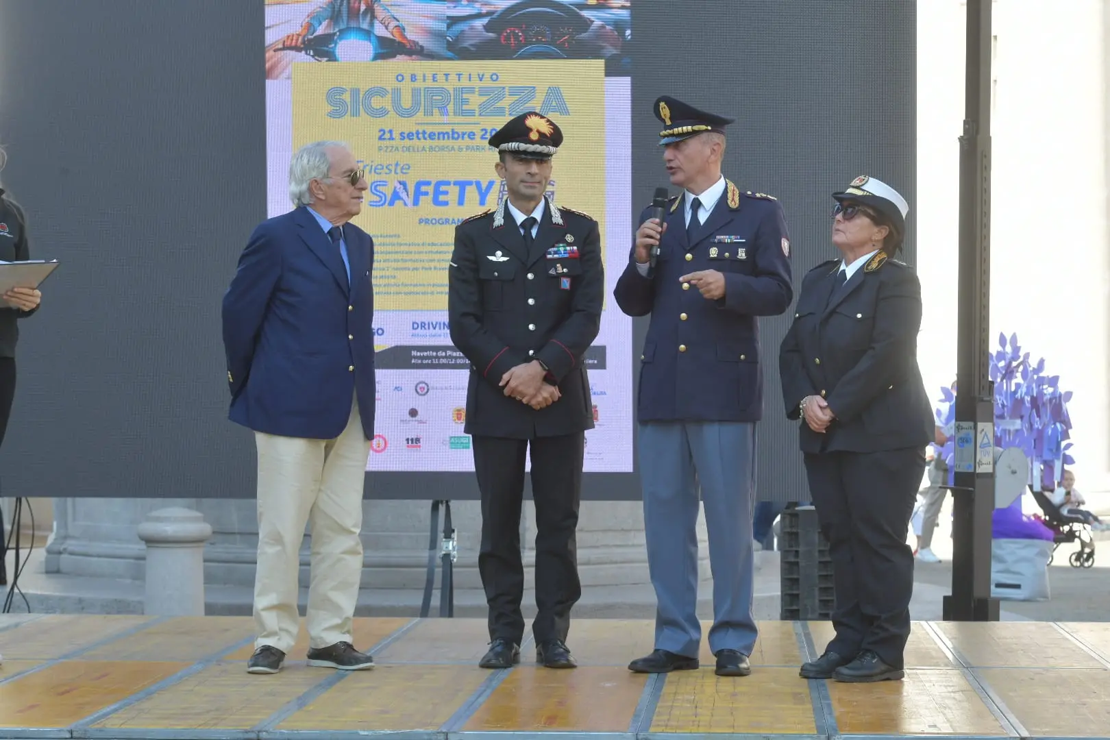 L’Automobile Club Trieste, in collaborazione con la Regione Friuli Venezia Giulia e con il Comune di Trieste, ha realizzato sabato 21 settembre la prima edizione dell’evento del “Trieste4SafetyFVG”, in piazza della Borsa fino alle 17. Diversi gli stand allestiti al fine di sensibilizzare la cittadinanza sulle tematiche della sicurezza stradale e la prevenzione degli incidenti. Una carrellata di foto diffuse dagli organizzatori o scattate dal nostro Francesco Bruni