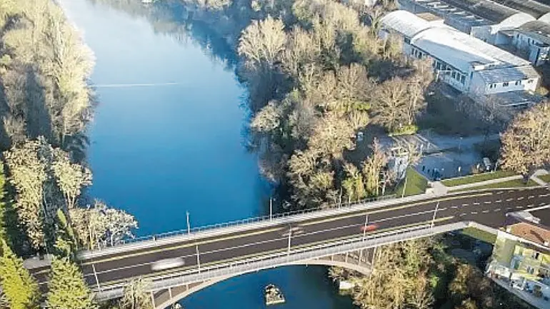 Una visione dell’alto del ponte del Torrione a Piuma, durante i lavori il suo attraversamento rimarrà garantito con un senso unico alternato. Foto Marega