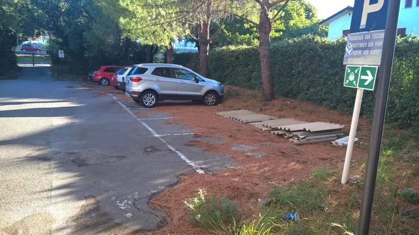 Le coperture di amianto abbandonate nell’area dell’ex Motel Agip