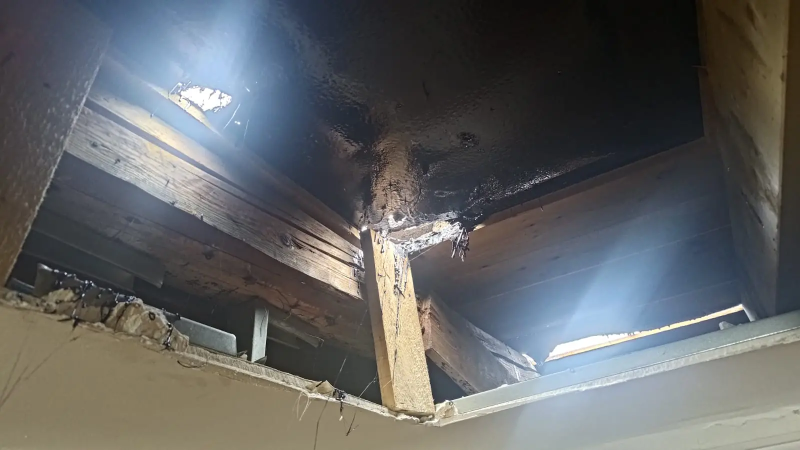 Ecco le foto dell'incendio e dell'esplosione avvenuta nella serata di ieri, mercoledì 18 settembre, sul tetto della palazzina al civico 3 di via Ricci, trasversale di via Cologna. Le immagini, acquisite anche dagli investigatori, aprono anche un'altra ipotesi: cioè che il rogo possa effettivamente essere divampato al quinto piano dello stabile, surriscaldando poi una bombola posizionata sul tetto dove sono in corso i lavori di ristrutturazione. La bombola è deflagrata proprio quando i pompieri erano sul tetto per domare le fiamme. Si sono salvati perché lo scoppio si è verificato sul lato opposto in cui si trovavano in quel momento. In corso di verifica l'impianto elettrico dell'alloggio sottostante al tetto. Intanto. si è tenuta questa mattina, giovedì 19 settembre, l'ispezione dei Vigili del fuoco. Aggiornamento di Gianpaolo Sarti