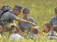 Guardie forestali impegnate in una lezione all'aperto con piccoli allievi