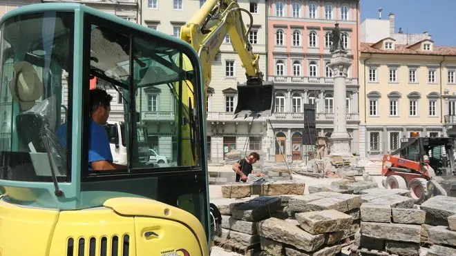 Lasorte Trieste 22/07/10 - Piazza della Borsa, Lavori Pavimentazione Masegno