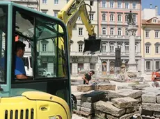 Lasorte Trieste 22/07/10 - Piazza della Borsa, Lavori Pavimentazione Masegno