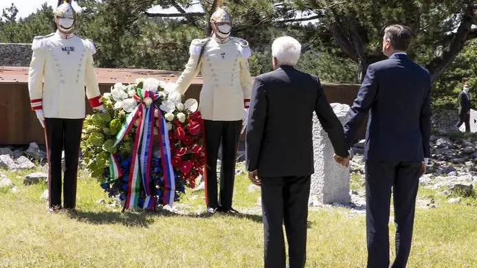 L’ormai storica foto di Mattarella e Pahor alla Foiba di Basovizza