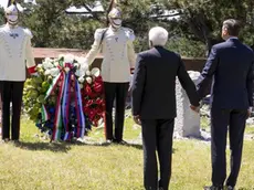 L’ormai storica foto di Mattarella e Pahor alla Foiba di Basovizza